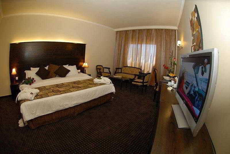 Sun Hills Suites Hotel Jounieh Oda fotoğraf